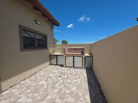 Casa 4 ambientes con 2 baños