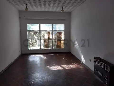Casa 6 ambientes con 2 baños