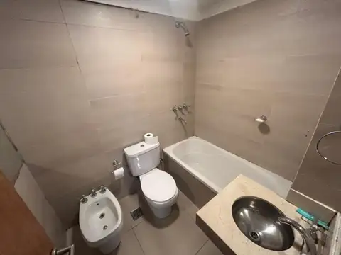 Amplio departamento con quincho y patio privado de 1 dormitorio en Corrientes 1500