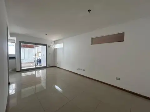 Amplio departamento con quincho y patio privado de 1 dormitorio en Paraguay 1500