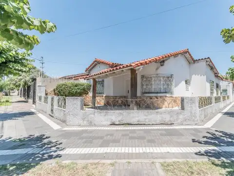 Casa de 4 ambientes con cochera patio y jardín