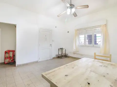 Casa 5 Ambientes APTO CREDITO Con cochera y Galpon Banfield - Venta.