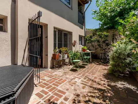 Luminoso PH en venta sin expensas, con gran patio y parrilla en Vicente López.