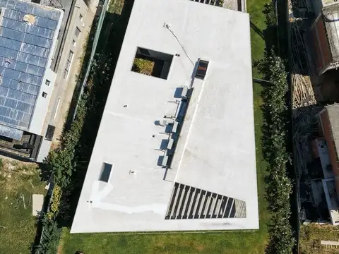 Casa en Alquiler con 4 cocheras