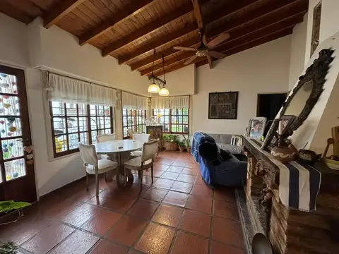 Casa 4 ambientes con 2 baños