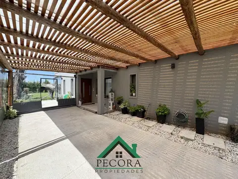 Casa en Alquiler con 2 cocheras