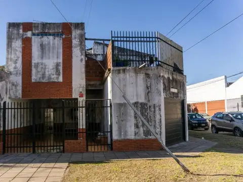 Venta esquina 2 viviendas terrazas cochera PERMUTA