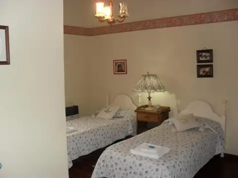 Casa en Venta 6 dormitorios Apto institucional en barrio America, Roldan