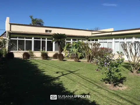 Casa en Venta 6 dormitorios Apto institucional en barrio America, Roldan