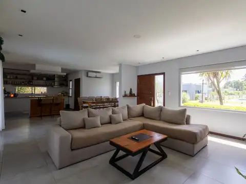 Casa 6 ambientes con 2 baños