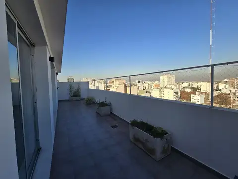 VENTA DEPARTAMENTO DE TRES AMBIENTES PISO 13- FRENTE- FLORES - APTO CREDITO