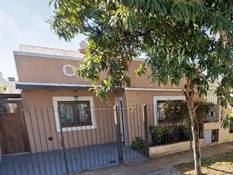 EN EXCELENTE UBICACION, CASA EN LOTE PROPIO CON 2 DORMITORIOS + ESTUDIO, JARDIN  Y COCH