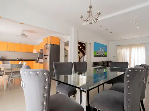 Casa en venta. 4 ambientes. Terraza Propia. Cocheras.