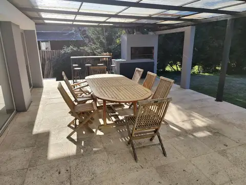 Casa 5 ambientes con 4 baños