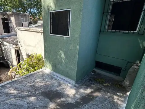 Se alquila monoambiente comodo con garage.