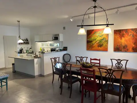 Casa 4 ambientes con 2 baños