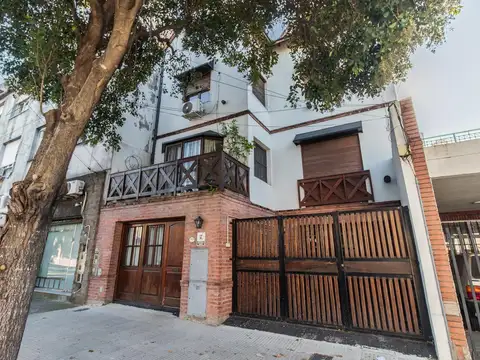 Triplex de Categoría en Villa del Parque con Patio y Ambientes Súper Luminosos