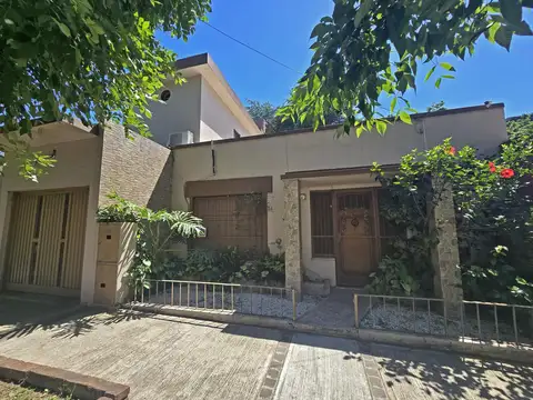 VENTA CASA 4 AMBIENTES EN VILLA ADELINA