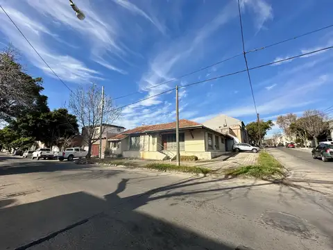 Casa en venta de 4 dormitorios, patio con terraza. Cochera. Pleno centro Campana