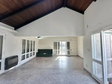 Casa en venta de 4 dormitorios, patio con terraza. Cochera. Pleno centro Campana