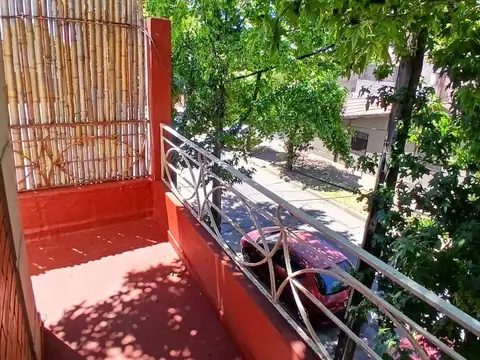 3 amb.  con balcon y terraza en chilavert, sobre plaza Solis.