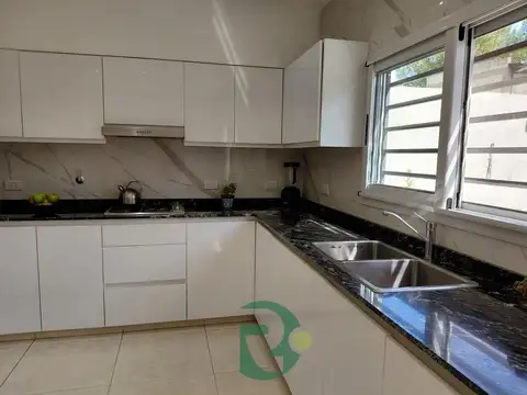 Venta casa 5 ambientes.Castelar Norte