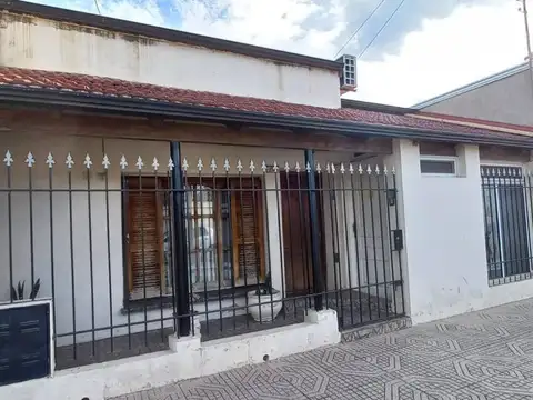 Casa 5 ambientes con 1 baño