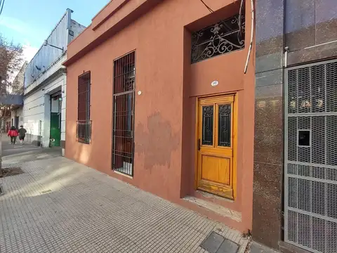 Departamento tipo casa de 2 ambientes con patio