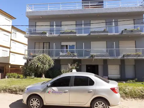 venta departamento 1 ambiente con cochera a 30 mts del mar!!