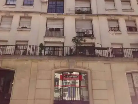 Av. Alvear al 1700  al frente