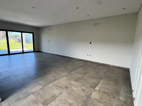 Casa en Venta con 3 cocheras