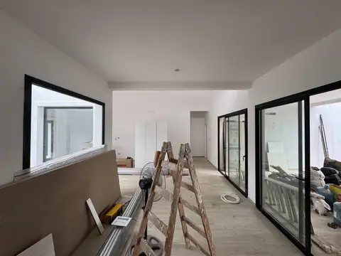 Casa en Venta con 4 cocheras