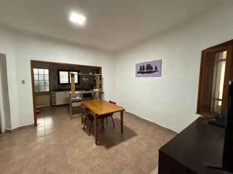 Casa 4 ambientes con 2 baños