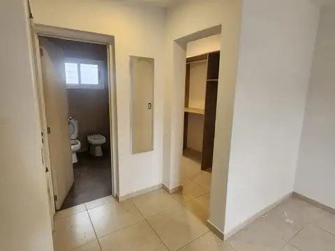 Casa en Alquiler con 2 cocheras