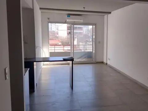 Amplio Monoambiente divisible con balcón y cochera
