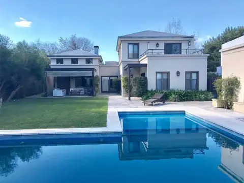 CASA CON DORMITORIOS EN PLANTA BAJA