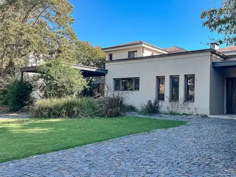 CASA CON DORMITORIOS EN PLANTA BAJA