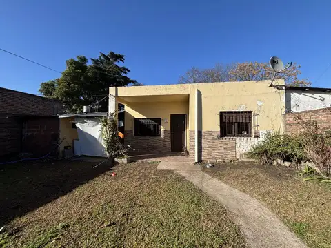 Casa 2 dormitorios con dpto 2 ambientes y parque