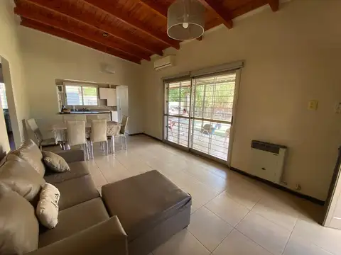 Casa de dos dormitorio con patio y pileta en Capitan Bermudez