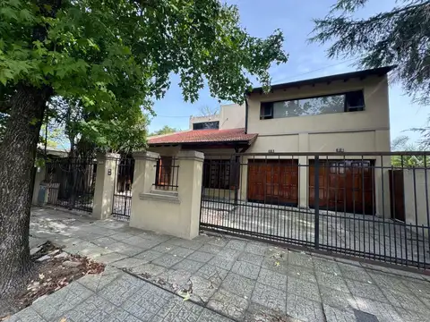 Excelente propiedad con parque, pileta y cochera doble