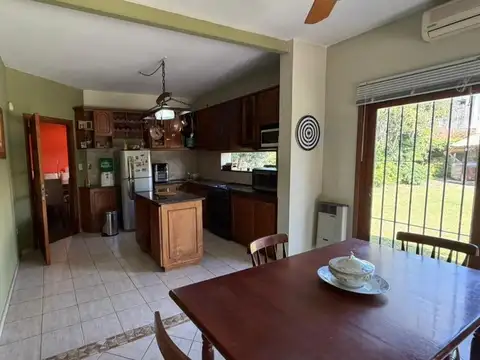 Excelente propiedad con parque, pileta y cochera doble