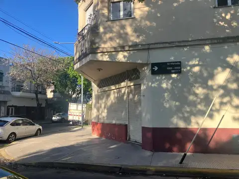 Importante Depósito y local en esquina.
