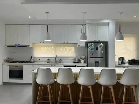 Casa 5 ambientes con 2 baños