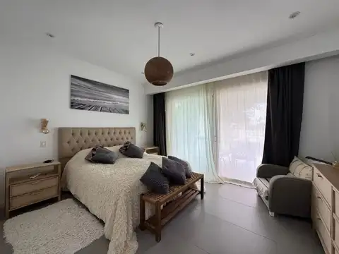 Casa en Alquiler con 2 cocheras