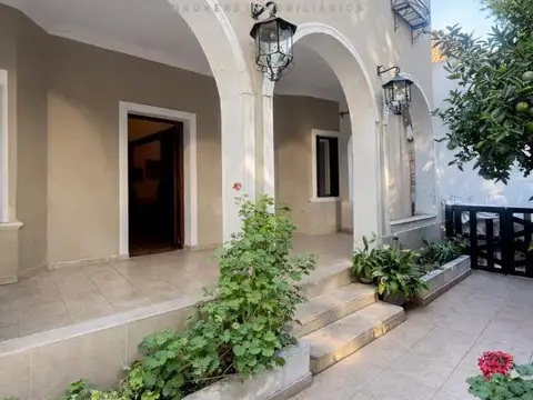 Casa en Venta con 2 cocheras