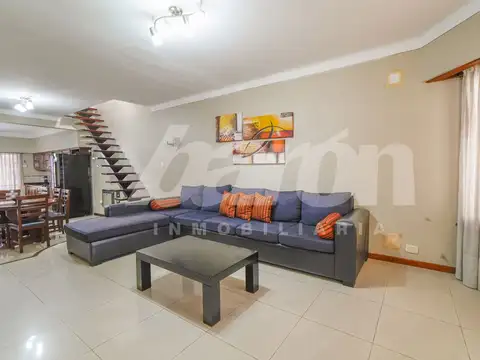 Casa en Venta con 3 cocheras