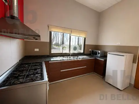 Casa en Alquiler con 10 cocheras