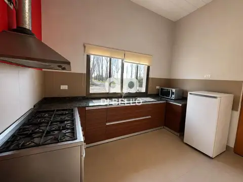 Casa en Alquiler con 10 cocheras