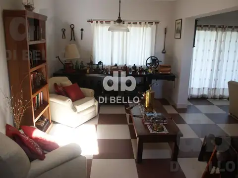 Casa 6 ambientes con 2 baños