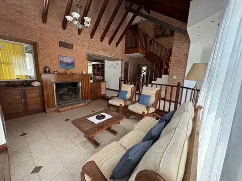 Casa 6 ambientes con 4 baños